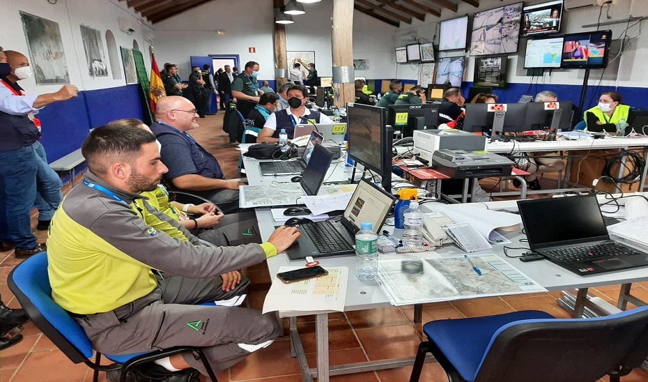 Efectivos de todas las instituciones, en el Puesto de Mando Avanzado del circuito de Jerez de la Frontera.